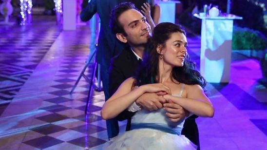 Özge Özpirinçci ve Buğra Gülsoy'lu "Acı Tatlı Ekşi"de Romantizm Dorukta! haber görseli