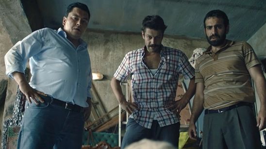 Buğra Gülsoy'un "Mahalle"sinden Poster Geldi! haber görseli