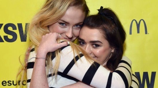 Gerçek Hayatta da Yakın Arkadaş Olan Ünlüler! haber görseli