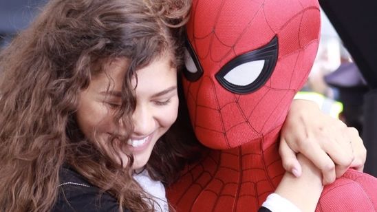 "Spider-Man: Far From Home"un Set Karelerinde Zendaya Kahramanın Kollarında! haber görseli