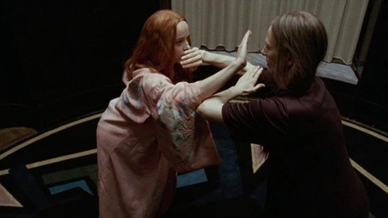 Dakota Johnson’lı “Suspiria”nın Yeni Posterinde Fısıltıları Dinleyin! haber görseli