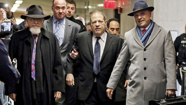 Harvey Weinstein, Hapishanede Coronavirüse Yakalandı haber görseli