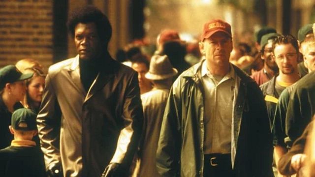 M. Night Shyamalan, "Unbreakable" Setinden Bir Fotoğraf Paylaştı haber görseli