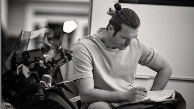 Kıvanç Tatlıtuğ'dan Set Fotoğrafı Geldi! haber görseli