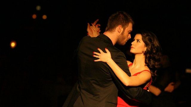 Beren Saat ve Kıvanç Tatlıtuğ, "Kral Kaybederse" Dizisinde Buluşabilir haber görseli