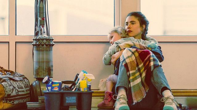 Maid: Yalnız, Yoksul ve Genç Anne Olmak Üzerine haber görseli