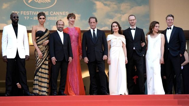 Cannes Film Festivali Başladı: Kırmızı Halıdan Renkli Görüntüler! haber görseli
