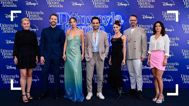 Disney+’ın Yeni Dizisi ‘Dünyayla Benim Aramda’nın Ön Gösterimi Gerçekleşti haber görseli