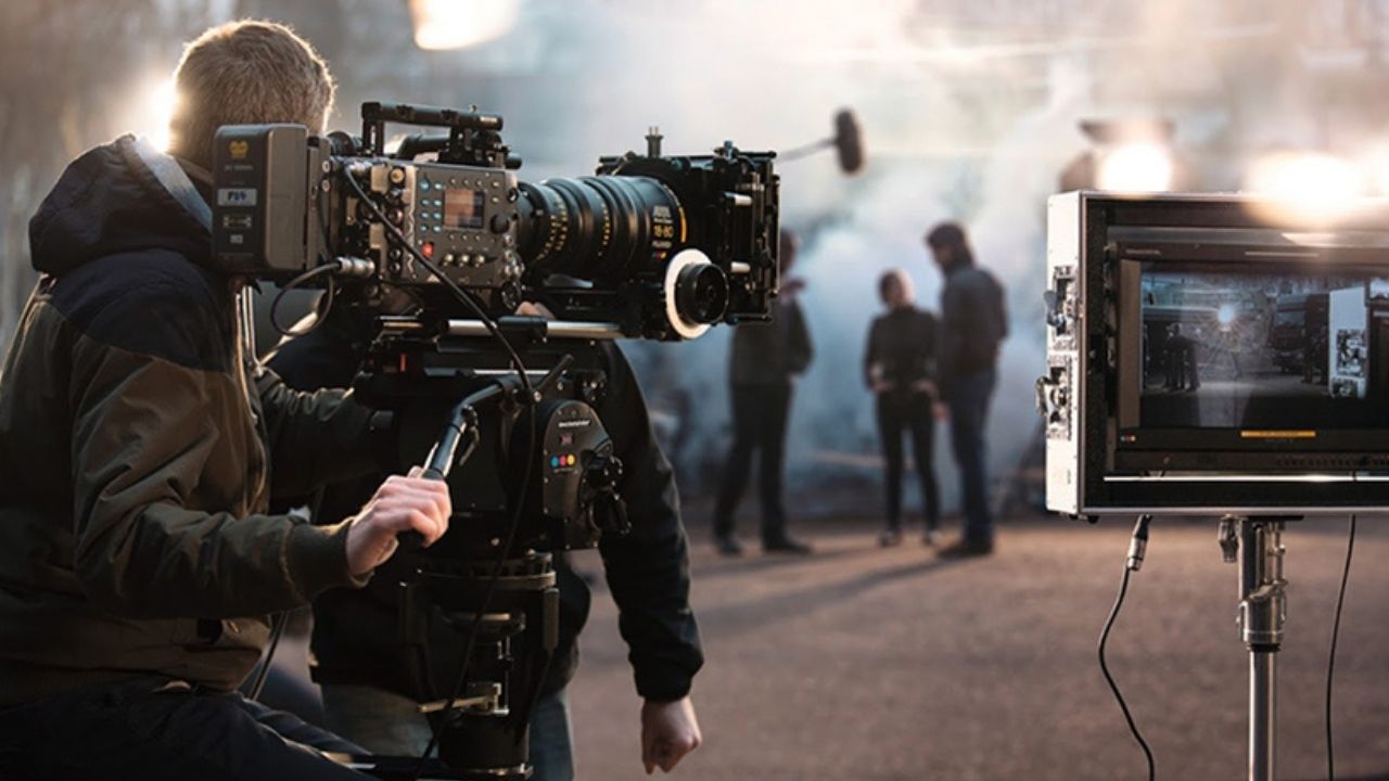 Фк фонд кино. Попкорн в кинотеатре. Киноиндустрия россии. Кинотеатр. Зрители в кинотеатре.