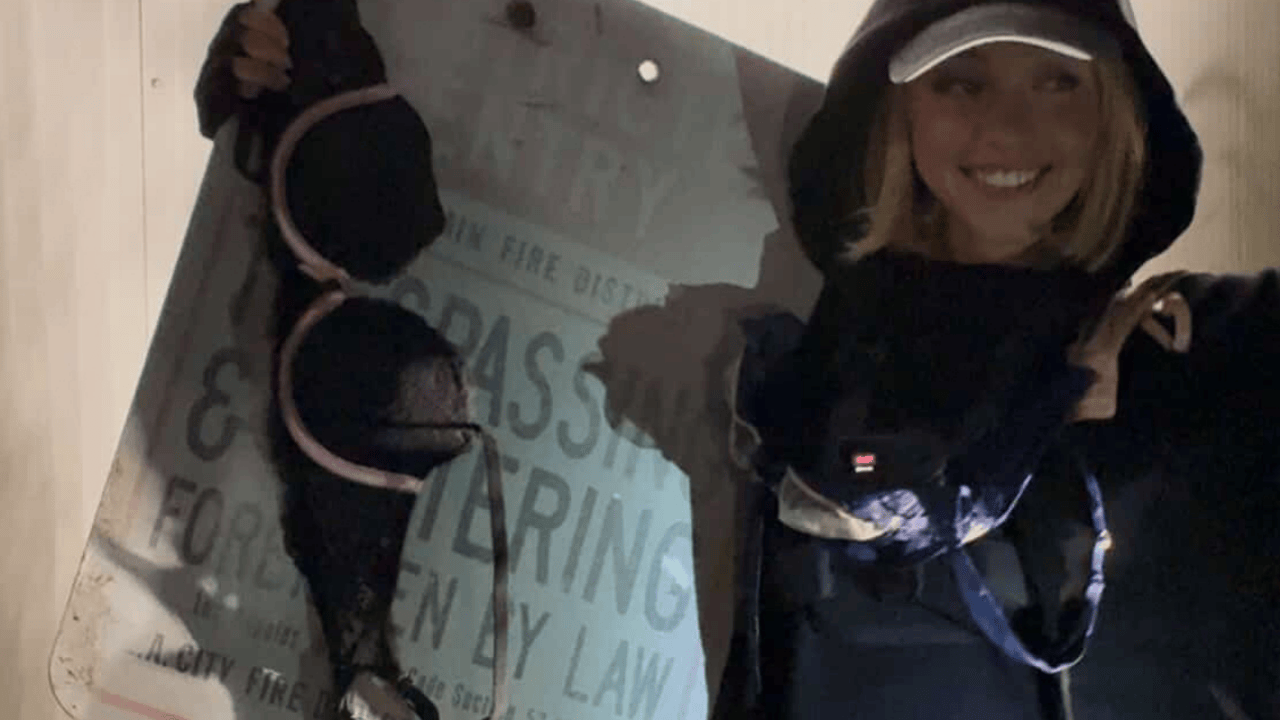 Sydney Sweeney'den Yeni Skandal: Hollywood Tabelası’na Sütyen Astı!