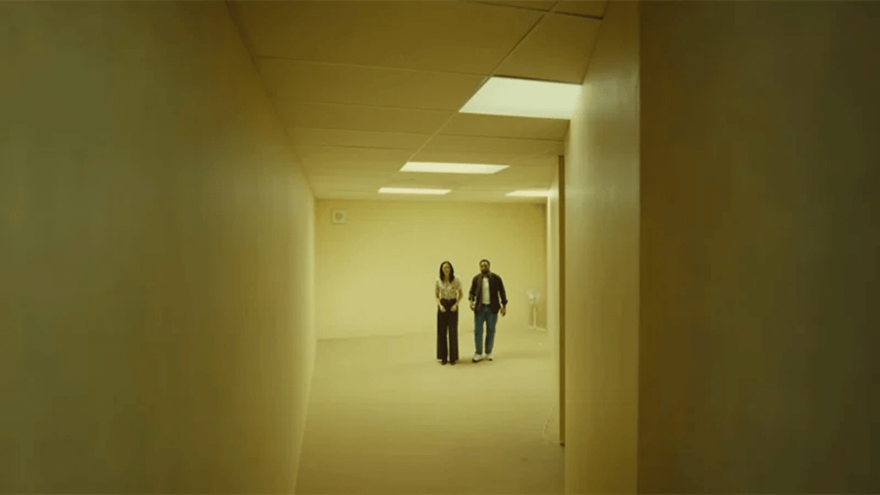 YouTube'dan Beyaz Perdeye Sıçrayan A24 İmzalı "Backrooms"tan Son Fragman Geldi!