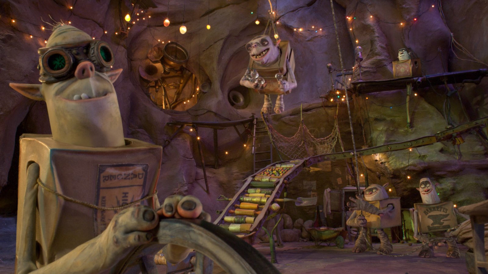 Семейка монстров. The Boxtrolls 2014. Семейка монстров 2. Семейка монстров мультик 2021. Карабяки.