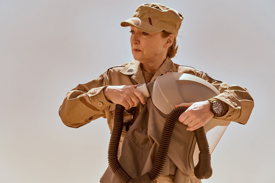 Dikkat: Kıyamet! : Fotoğraf Lesley Manville