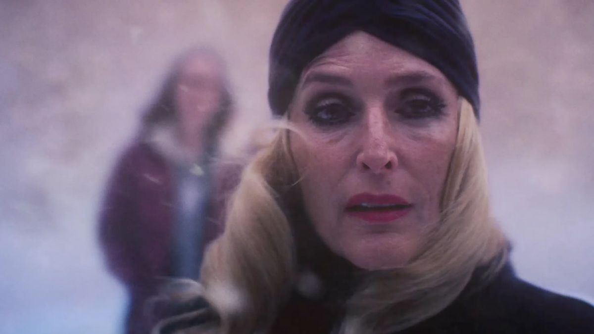 Teenage Sex And Death At Camp Miasma : Fotoğraf Gillian Anderson, Hannah Einbinder