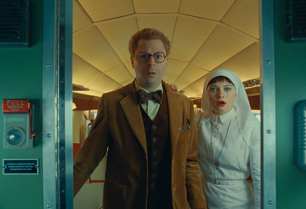 Fenike Planı  : Fotoğraf Mia Threapleton, Michael Cera