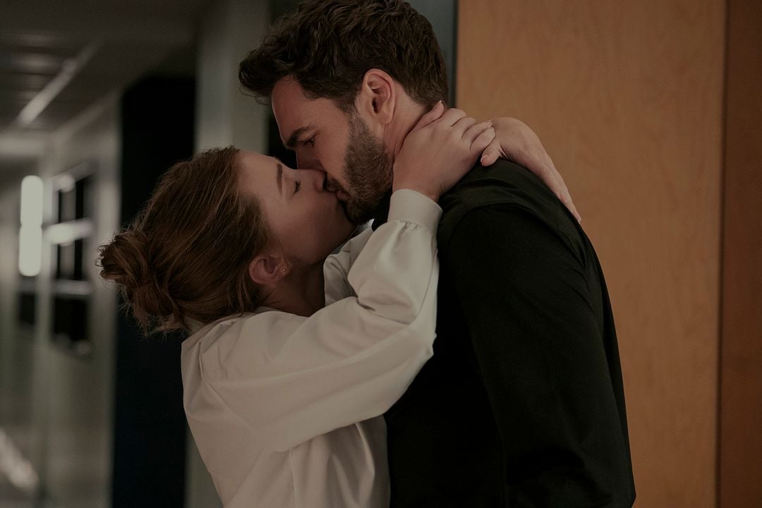  Aşk Hipotezi : Fotoğraf Lili Reinhart, Tom Bateman