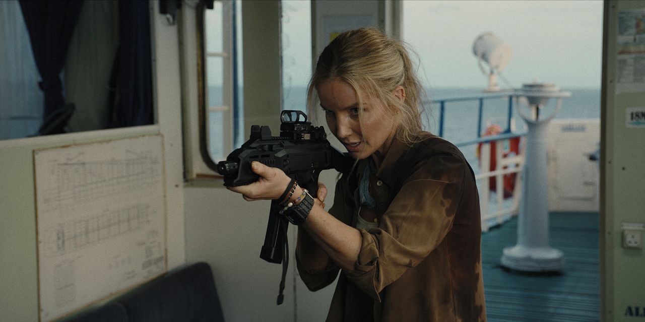 İsyan : Fotoğraf Annabelle Wallis