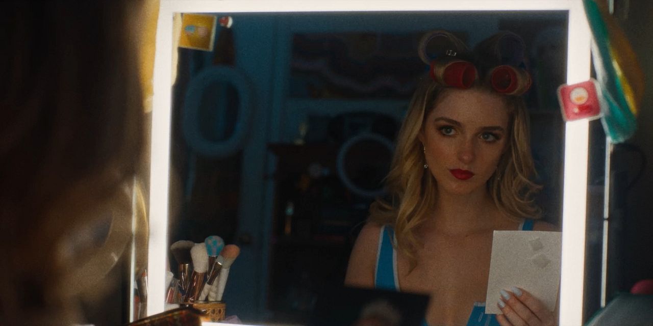 Slanted : Fotoğraf Mckenna Grace