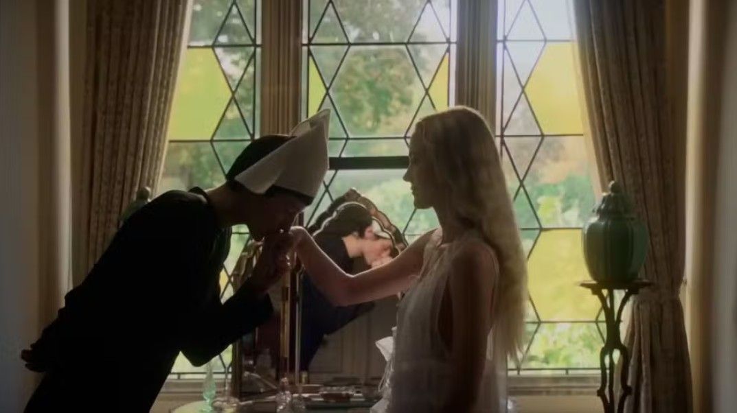 Hero'nun 100 Gecesi : Fotoğraf Emma Corrin, Maika Monroe