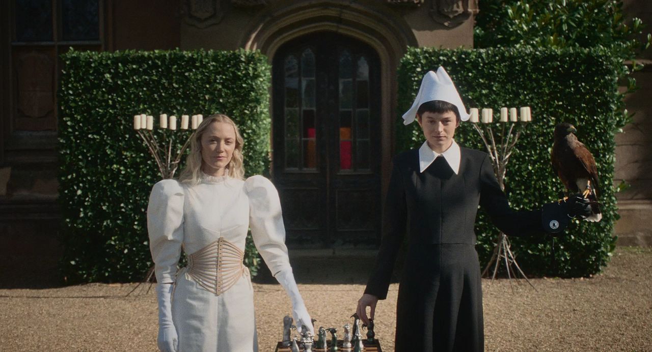 Hero'nun 100 Gecesi : Fotoğraf Maika Monroe, Emma Corrin