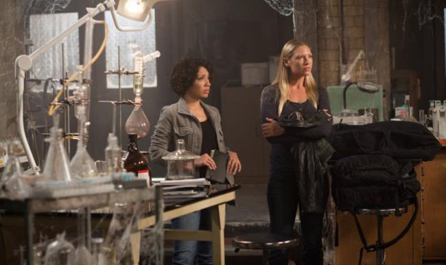 Fringe : Fotoğraf Anna Torv, Jasika Nicole