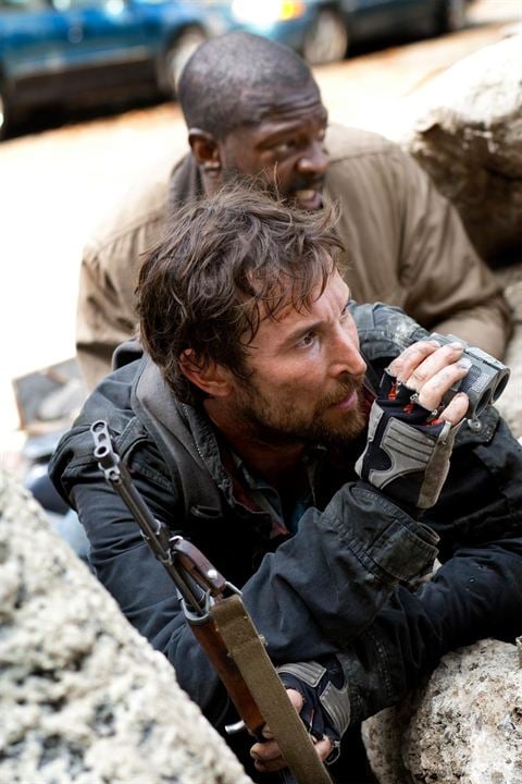 Falling Skies : Fotoğraf Martin Roach, Noah Wyle