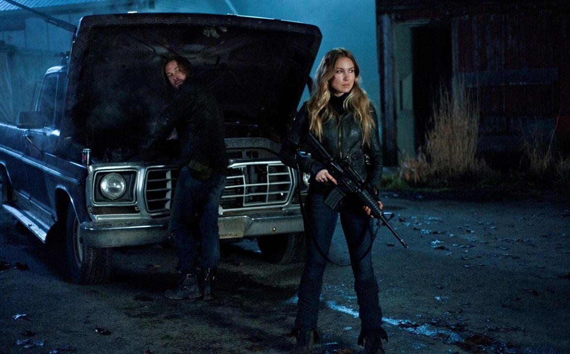 Falling Skies : Fotoğraf Sarah Carter, Colin Cunningham