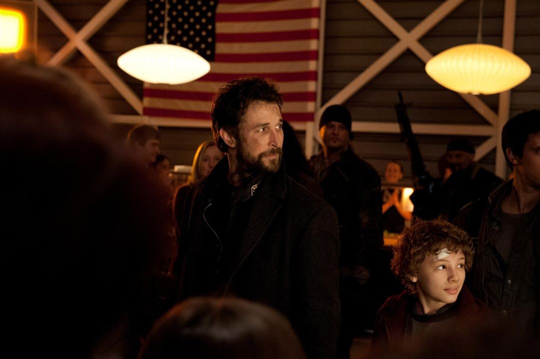 Falling Skies : Fotoğraf Maxim Knight, Noah Wyle