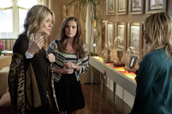 Ringer : Fotoğraf Andrea Roth, Sarah Michelle Gellar, Zoey Deutch