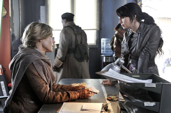 Defiance : Fotoğraf Julie Benz, Mia Kirshner