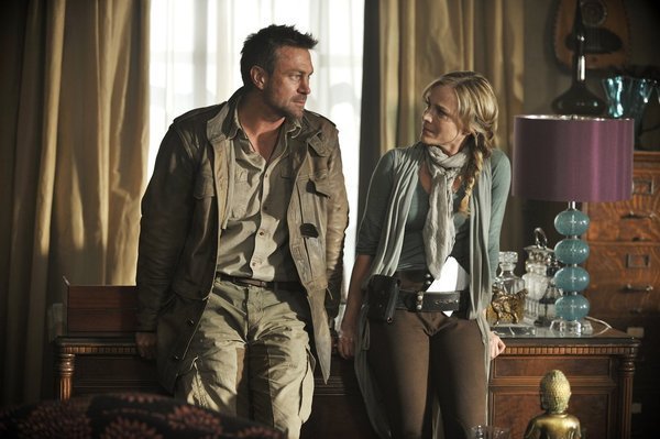 Defiance : Fotoğraf Julie Benz, Grant Bowler