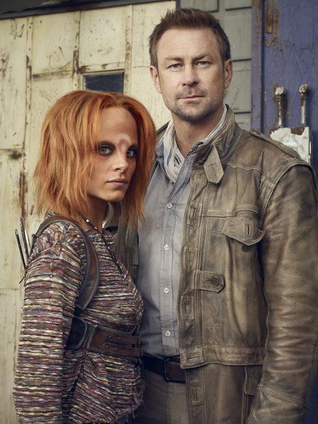 Fotoğraf Stephanie Leonidas, Grant Bowler