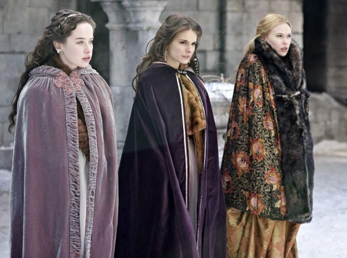 Fotoğraf Anna Popplewell, Caitlin Stasey