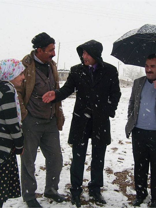 Karda Açan Menekşeler : Afiş