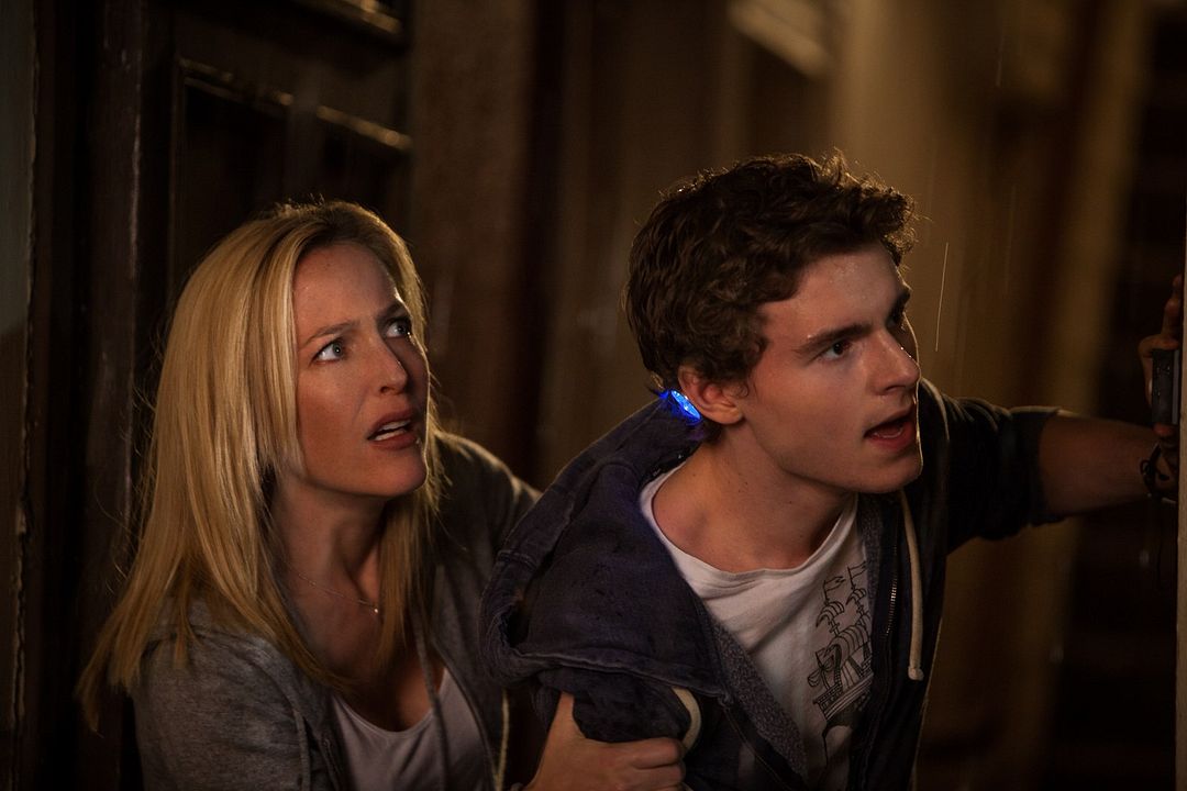 Robot Overlords : Fotoğraf Gillian Anderson, Callan McAuliffe