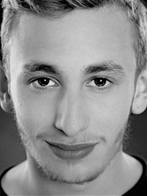 Afiş Kacey Mottet Klein