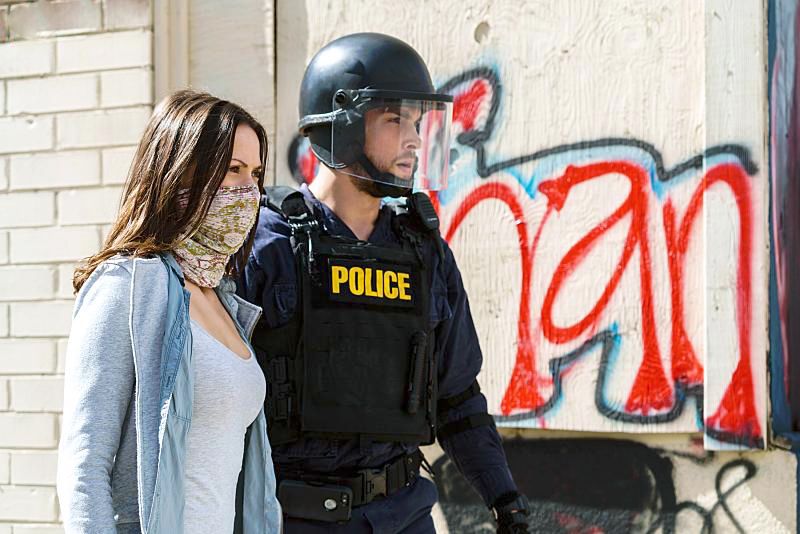 Containment : Fotoğraf Chris Wood, Kristen Gutoskie