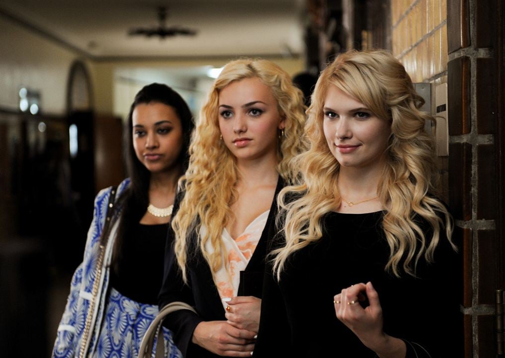 The Outcasts : Fotoğraf Peyton List (I), Claudia Lee, Jeanette Dilone