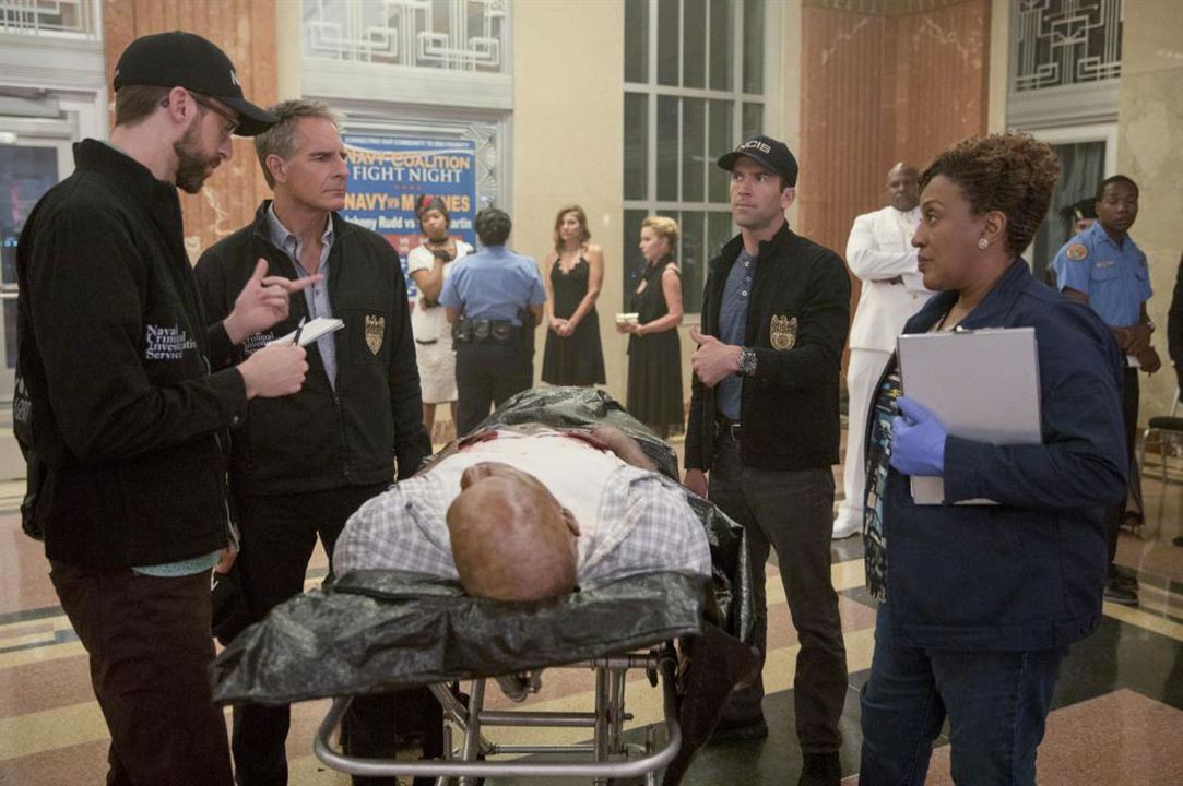 Fotoğraf CCH Pounder, Lucas Black, Scott Bakula