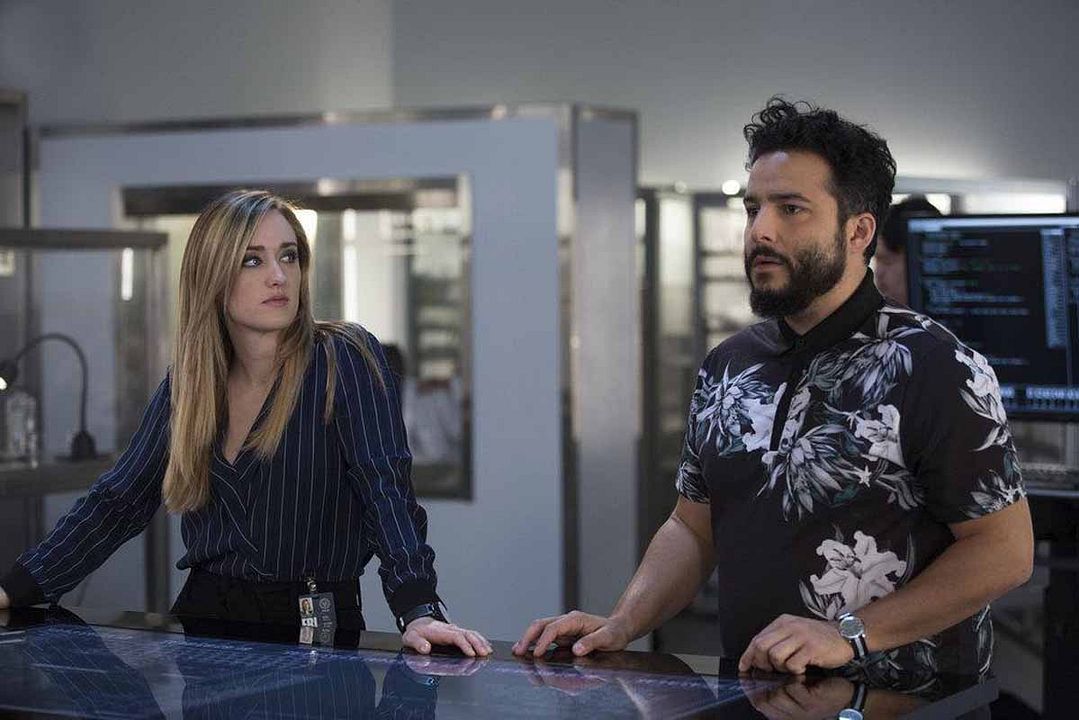 Blindspot : Fotoğraf Ashley Johnson, Ennis Esmer