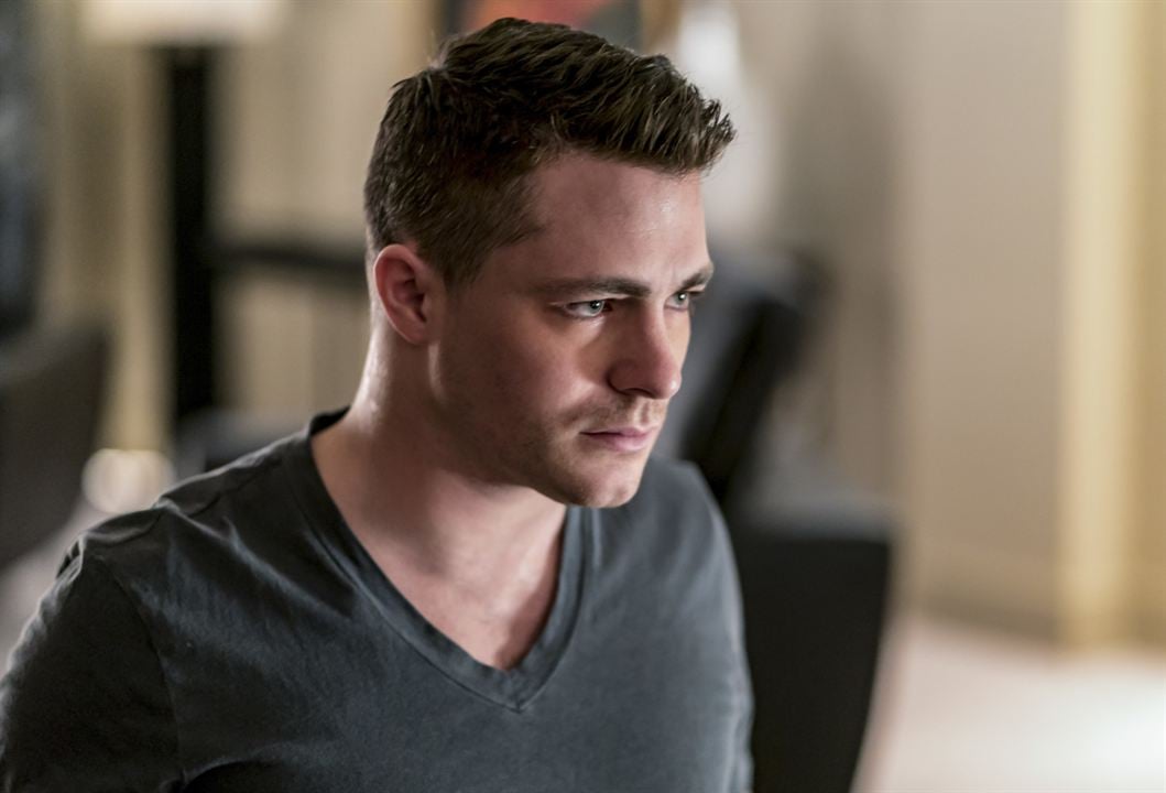 Arrow : Fotoğraf Colton Haynes