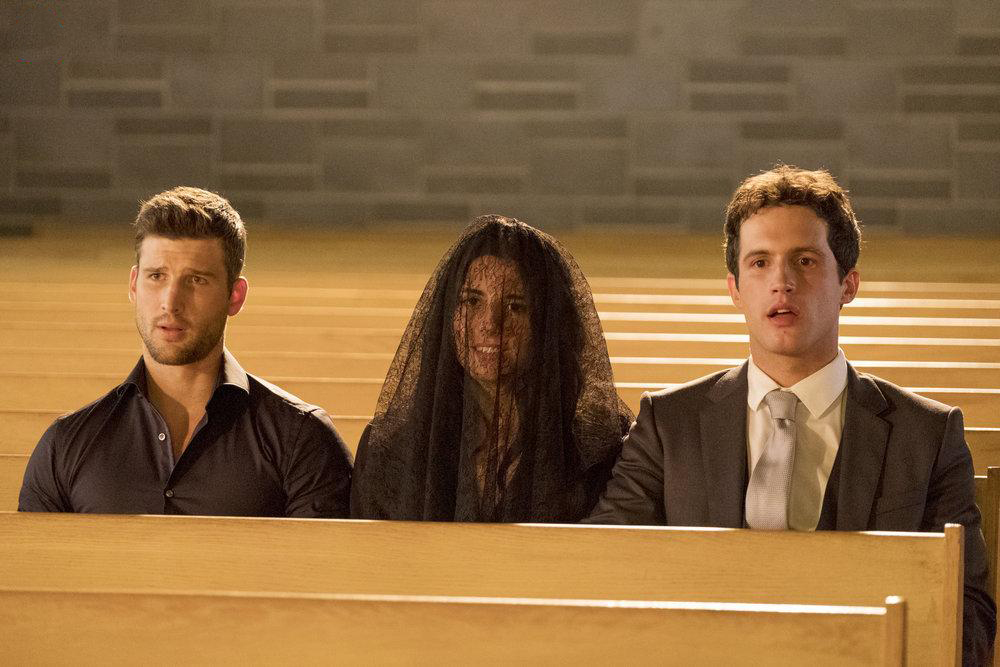 Imposters : Fotoğraf Marianne Rendón, Parker Young, Rob Heaps