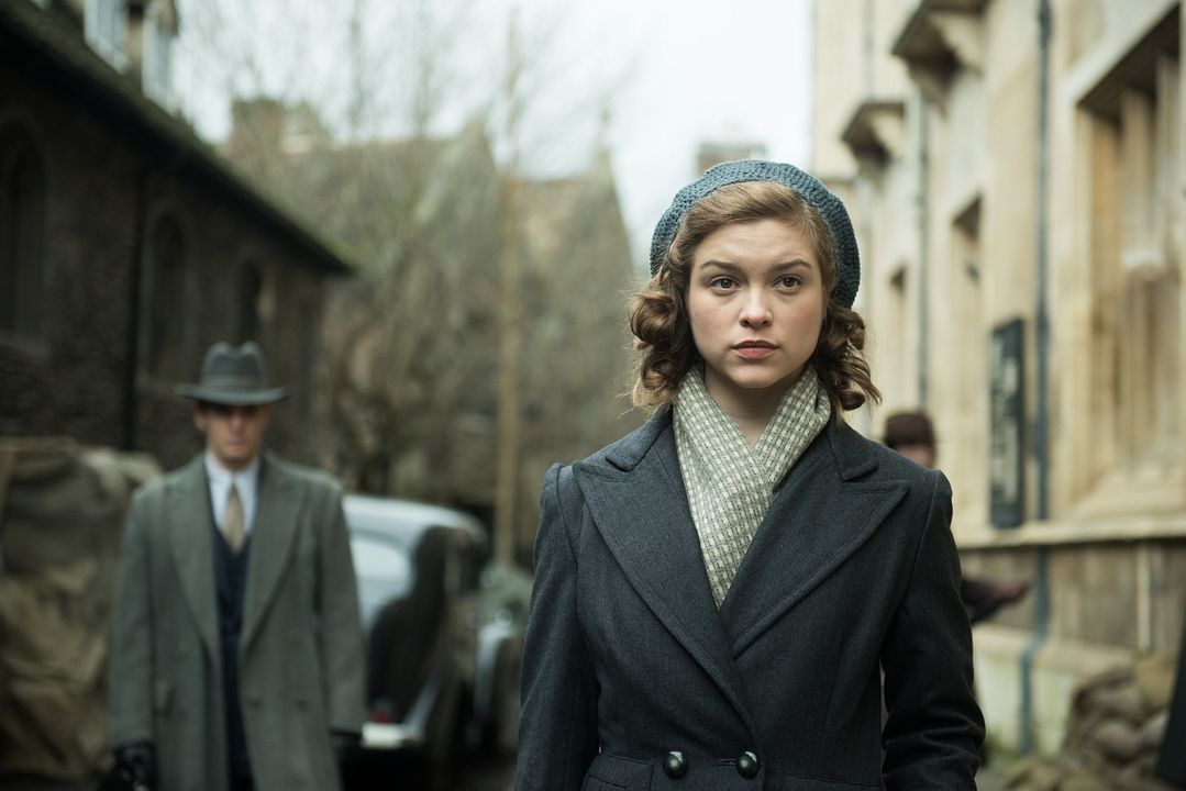 Red Joan : Fotoğraf Tom Hughes, Sophie Cookson