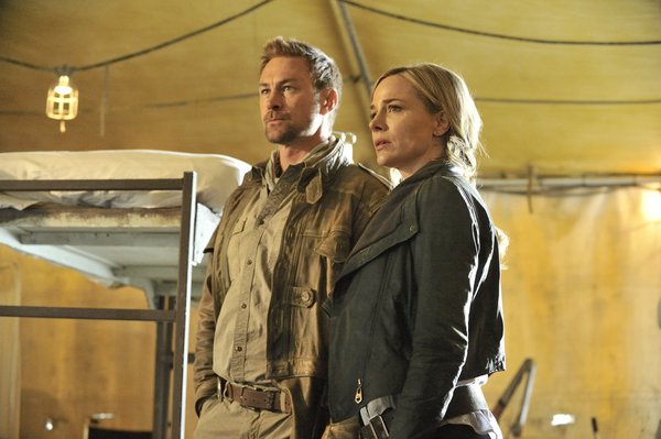 Defiance : Fotoğraf Julie Benz, Grant Bowler