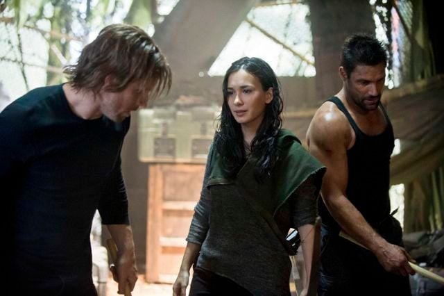 Fotoğraf Celina Jade, Manu Bennett, Stephen Amell