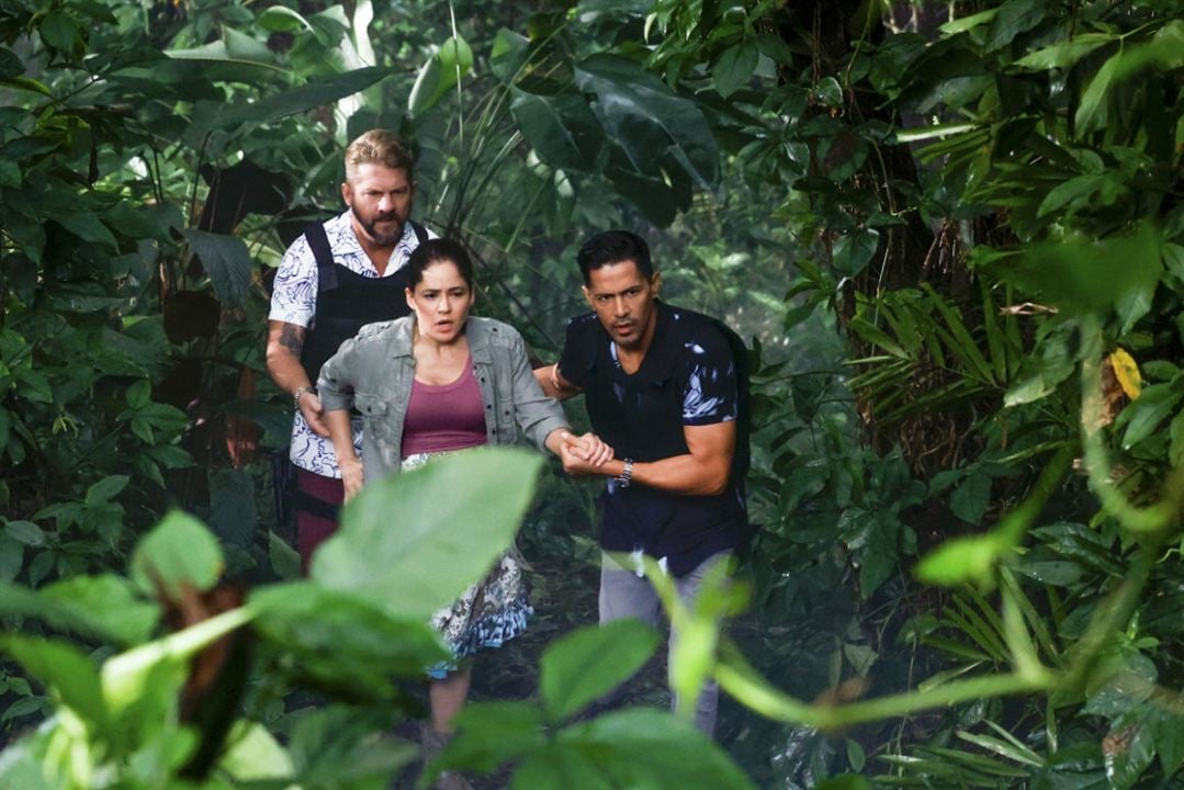 Fotoğraf Zachary Knighton, Veronica Diaz-Carranza, Jay Hernandez