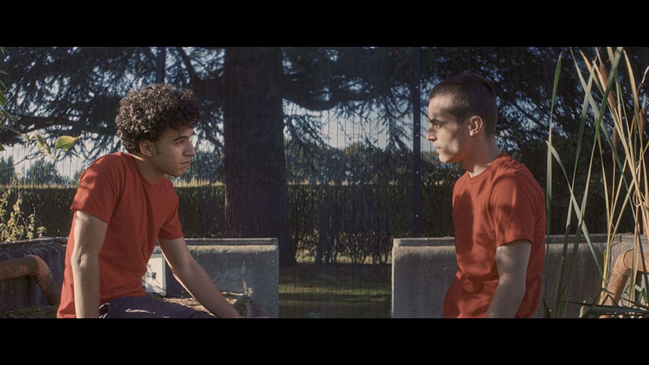 Le Paradis : Fotoğraf Julien De Saint-Jean, Khalil Gharbia