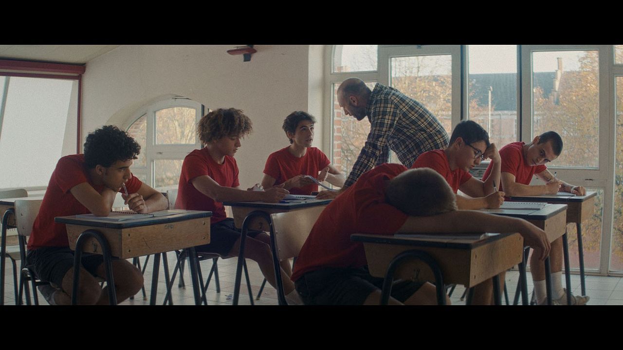 Le Paradis : Fotoğraf Julien De Saint-Jean, Khalil Gharbia