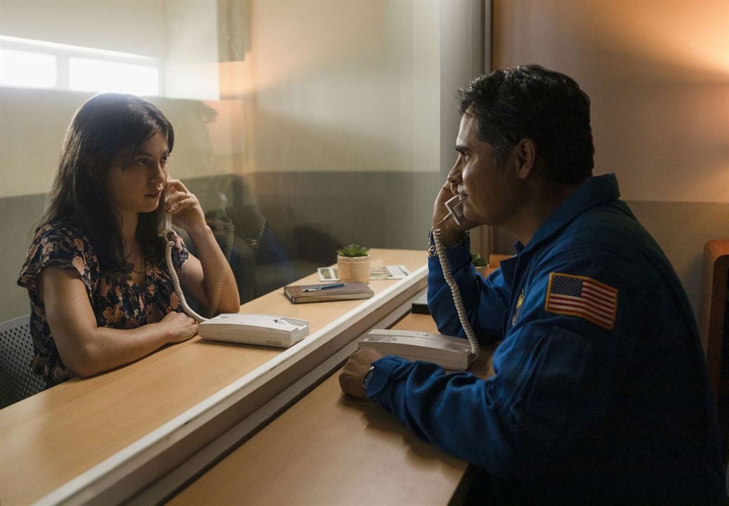 A Million Miles Away : Fotoğraf Rosa Salazar, Michael Peña