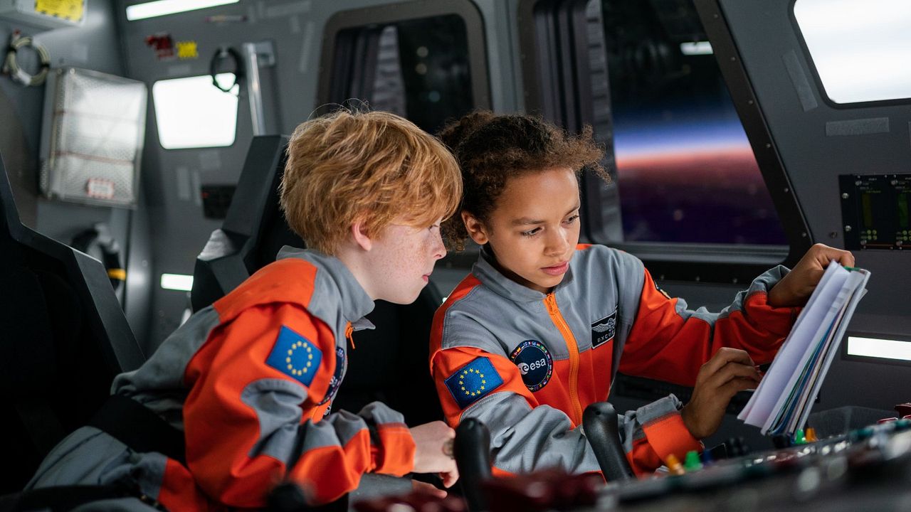 Uzaydan Mesaj Var! : Fotoğraf Felix Nölle, Ava-Elizabeth Awe